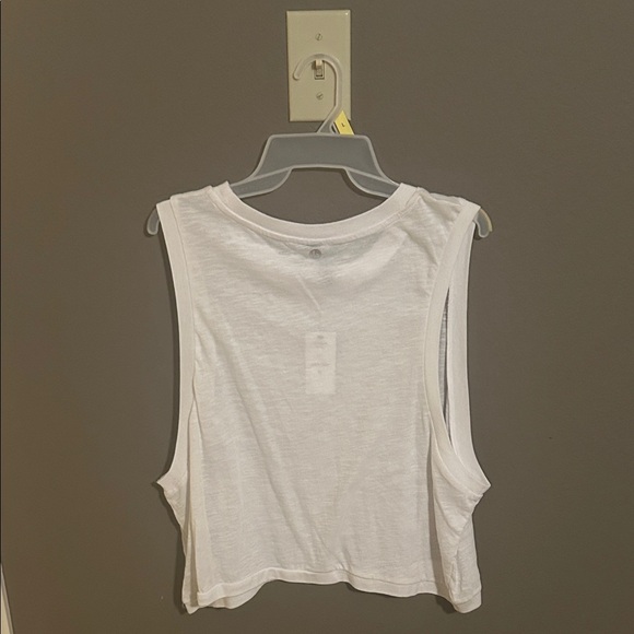 White Sleeveless Cropped Tank Top - Picture 3 of 3